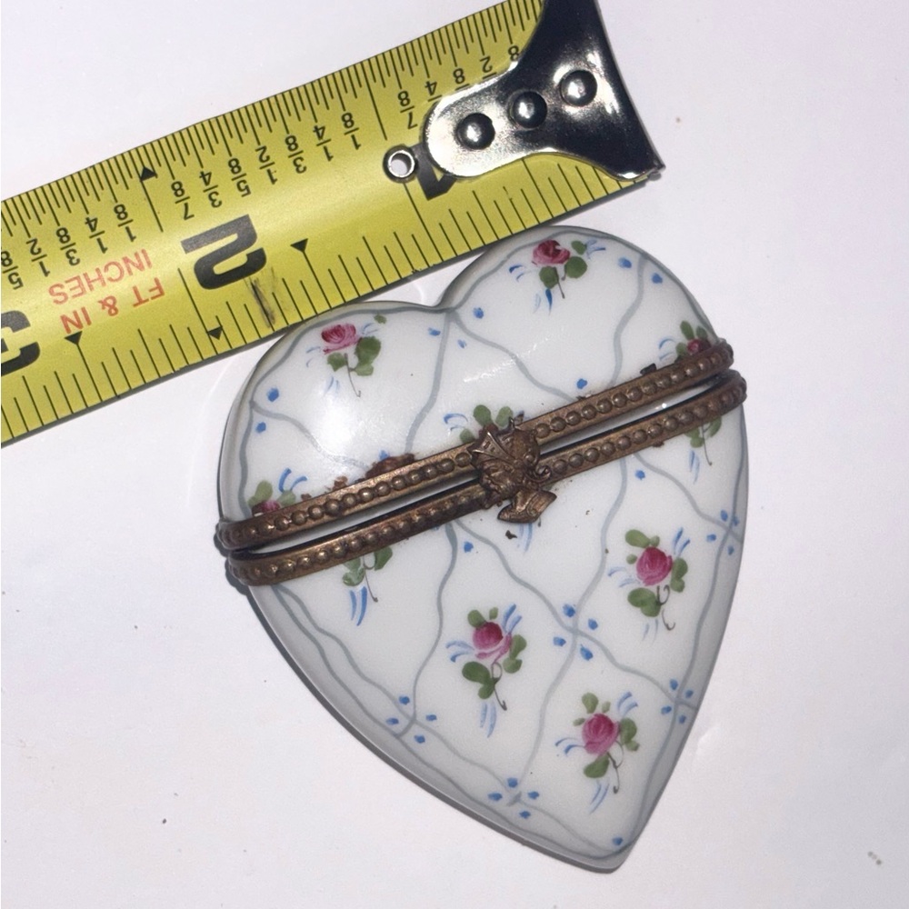 French Limoges Peint Main hinged heart-shaped trinket box - Picture 10 of 10